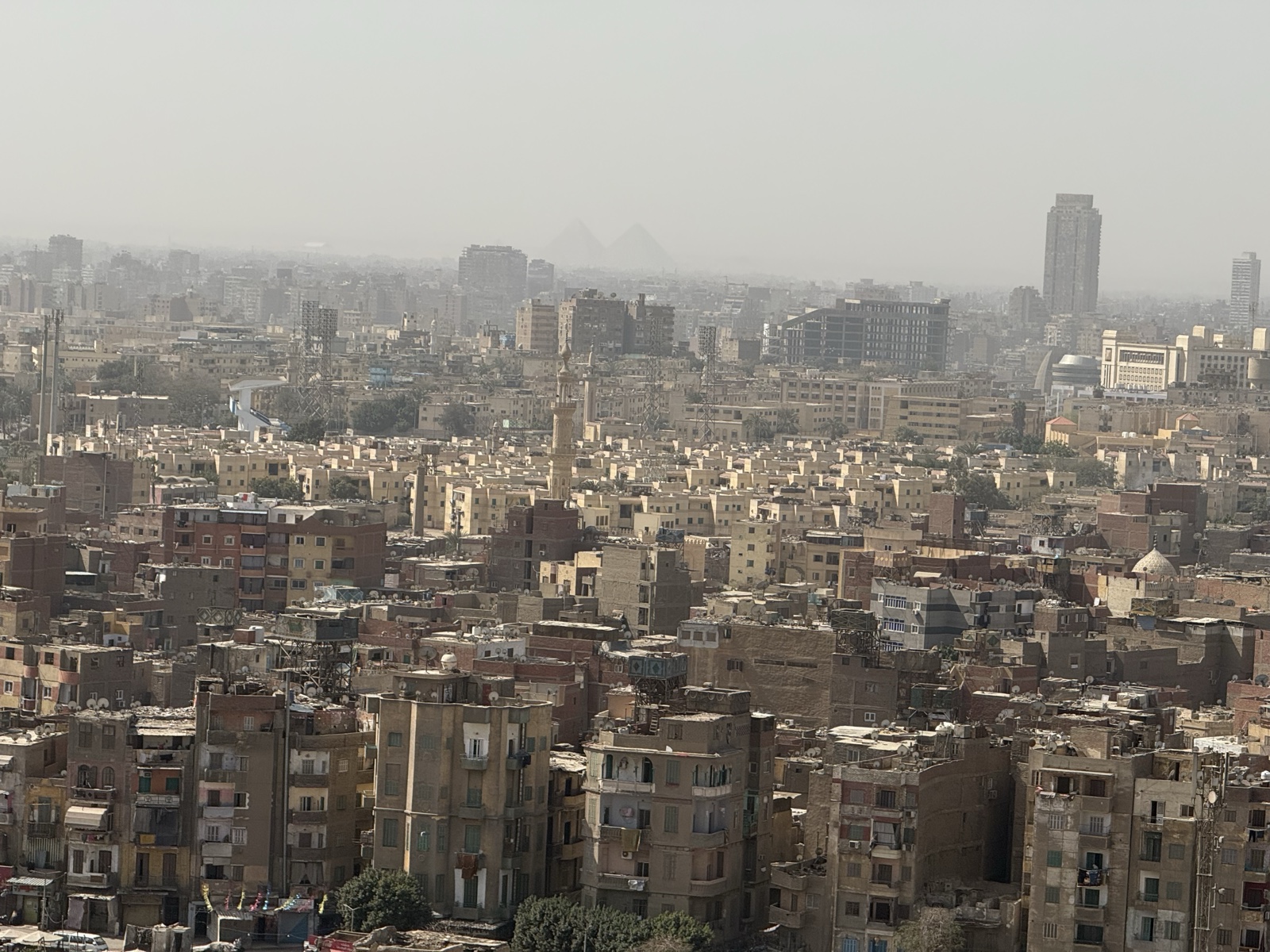 从穆盖塔姆山俯瞰开罗，远处隐约可见吉萨金字塔