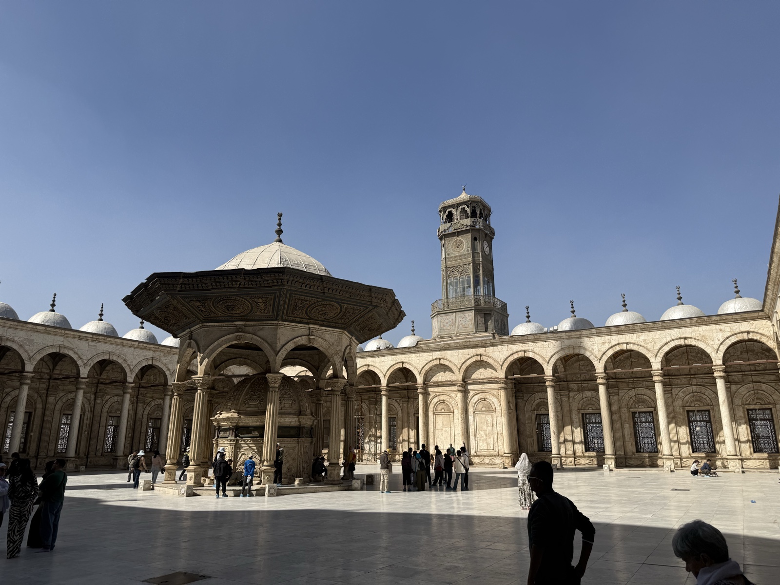 清真寺前院净手亭与宣礼塔