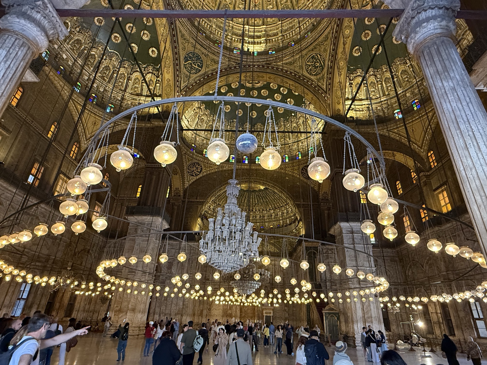 清真寺主殿内部金色穹顶与吊灯