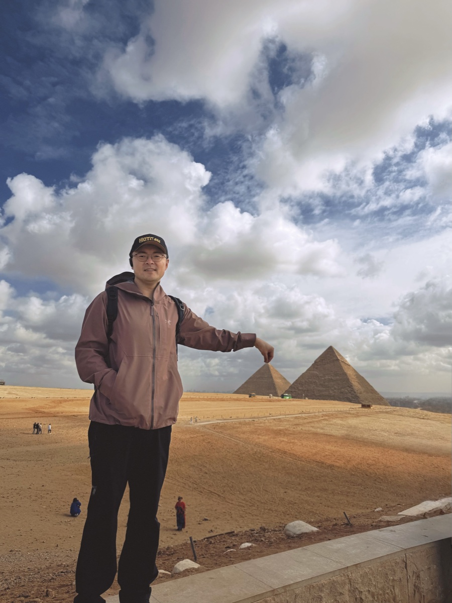 吉萨高地金字塔前合影