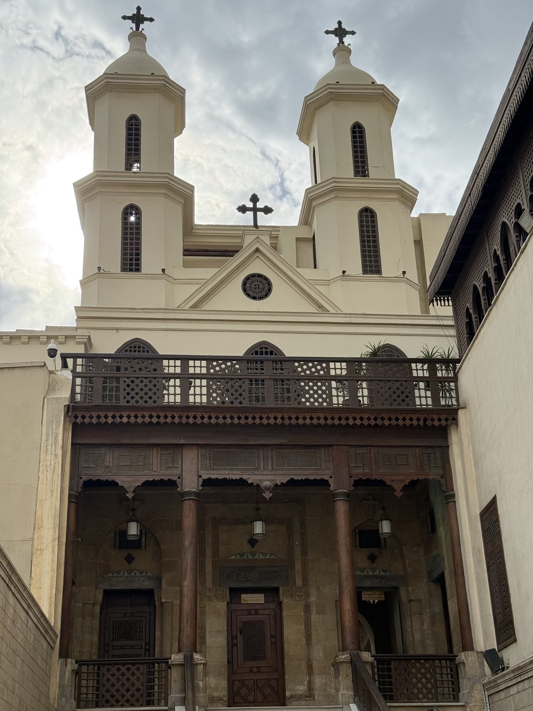 悬空教堂外观，双塔与科普特十字