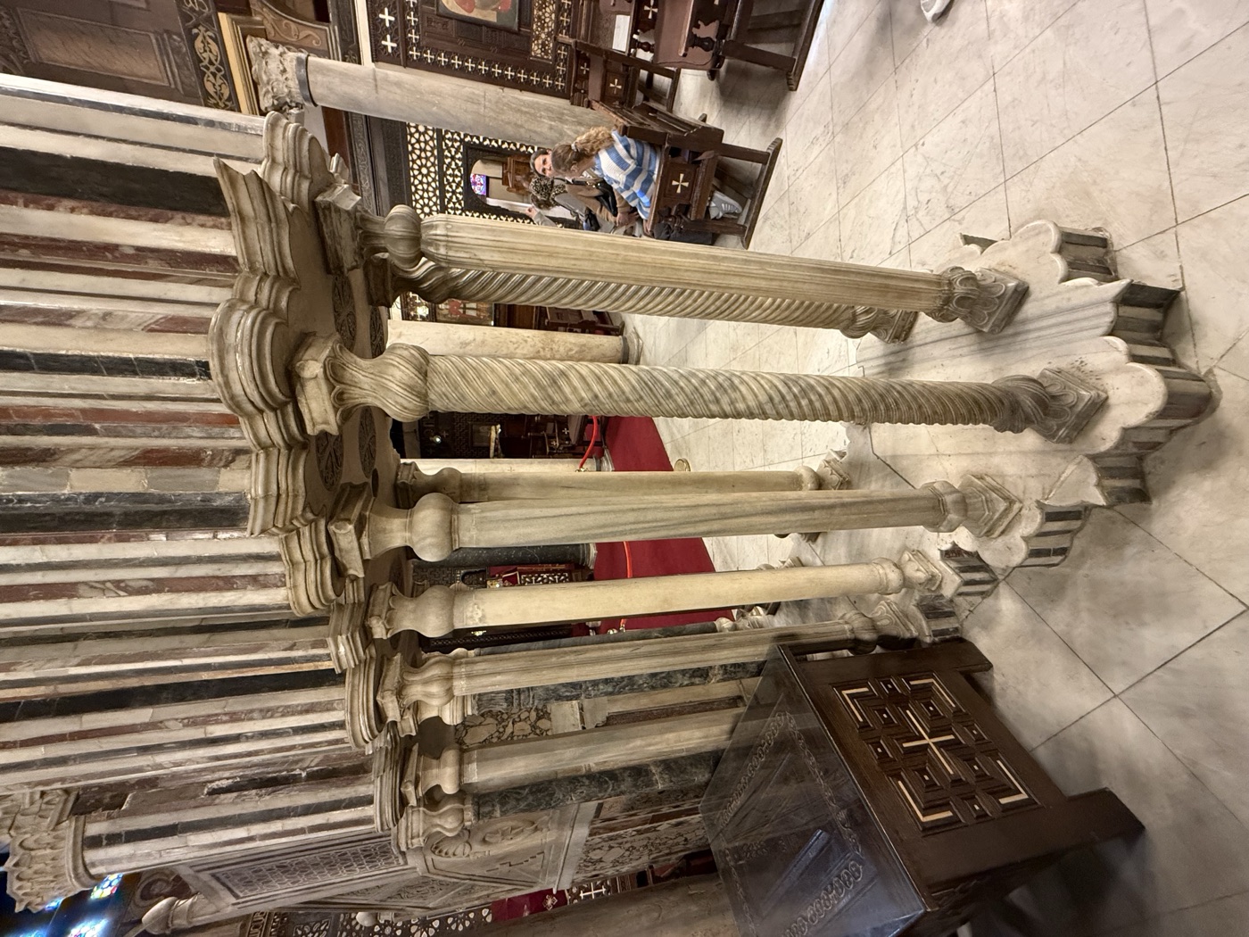 悬空教堂内部大理石螺旋柱