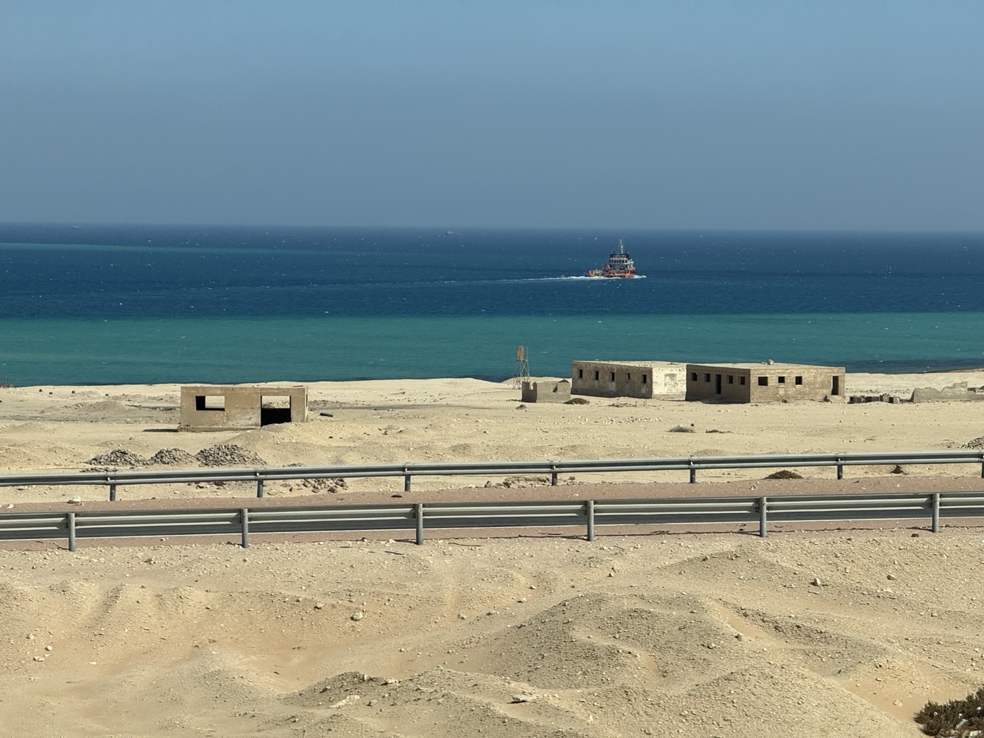 苏伊士湾公路，碧蓝海湾与货轮