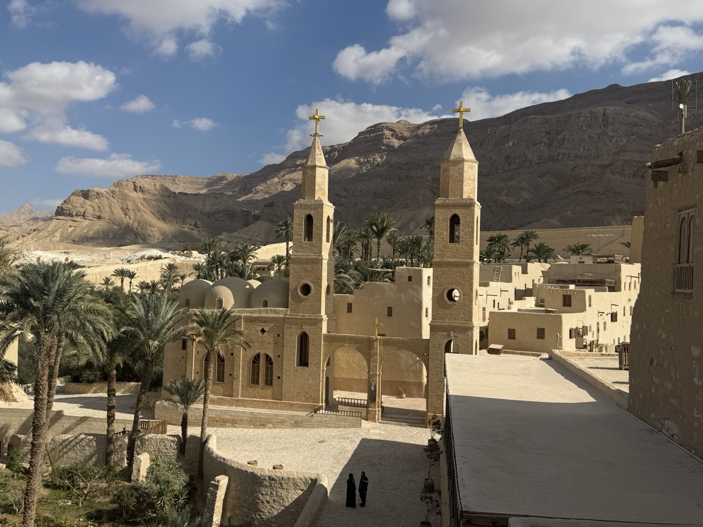 圣安东尼修道院全景，双钟楼与棕榈树