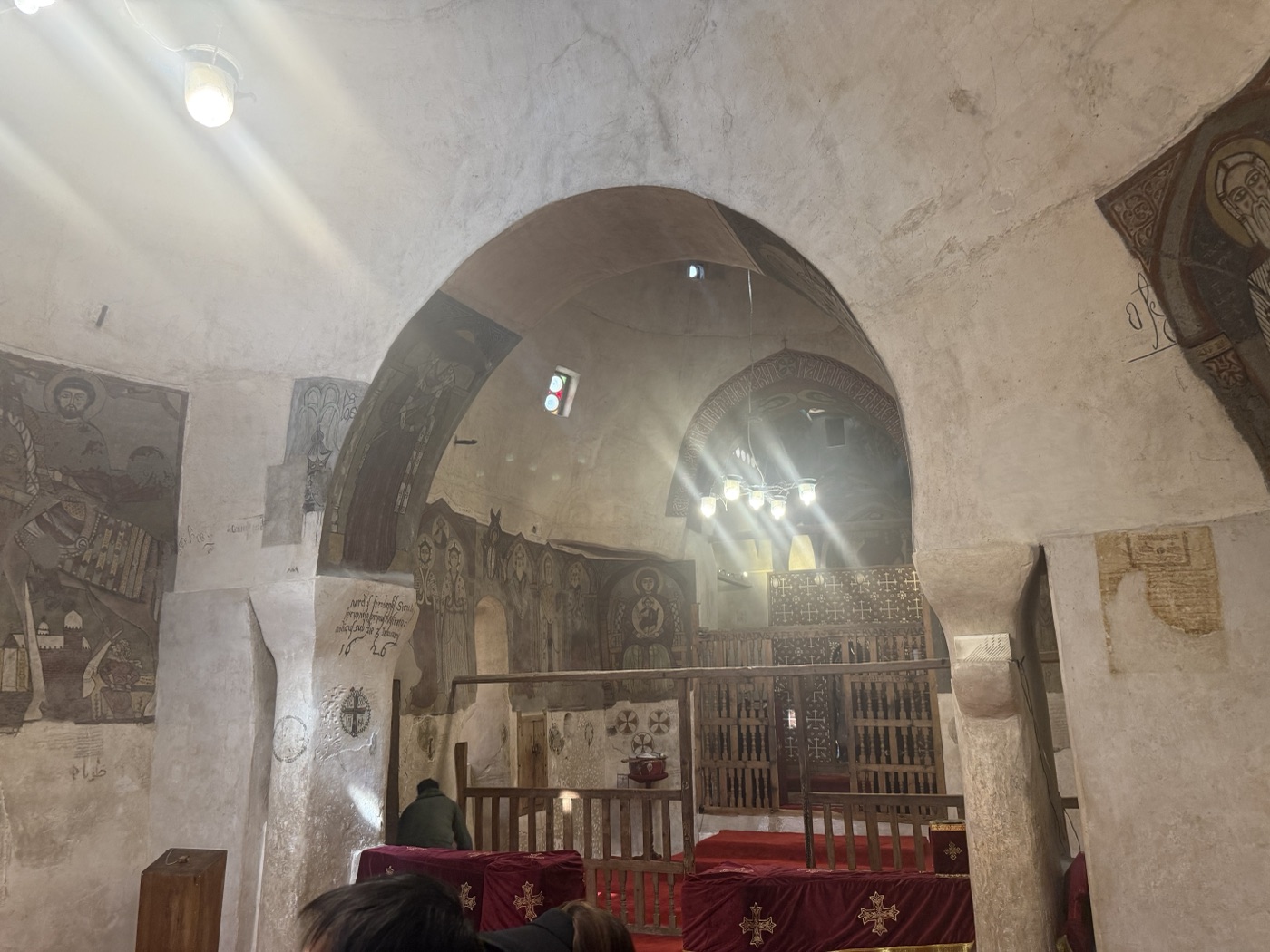 修道院古教堂内部，科普特壁画与光柱