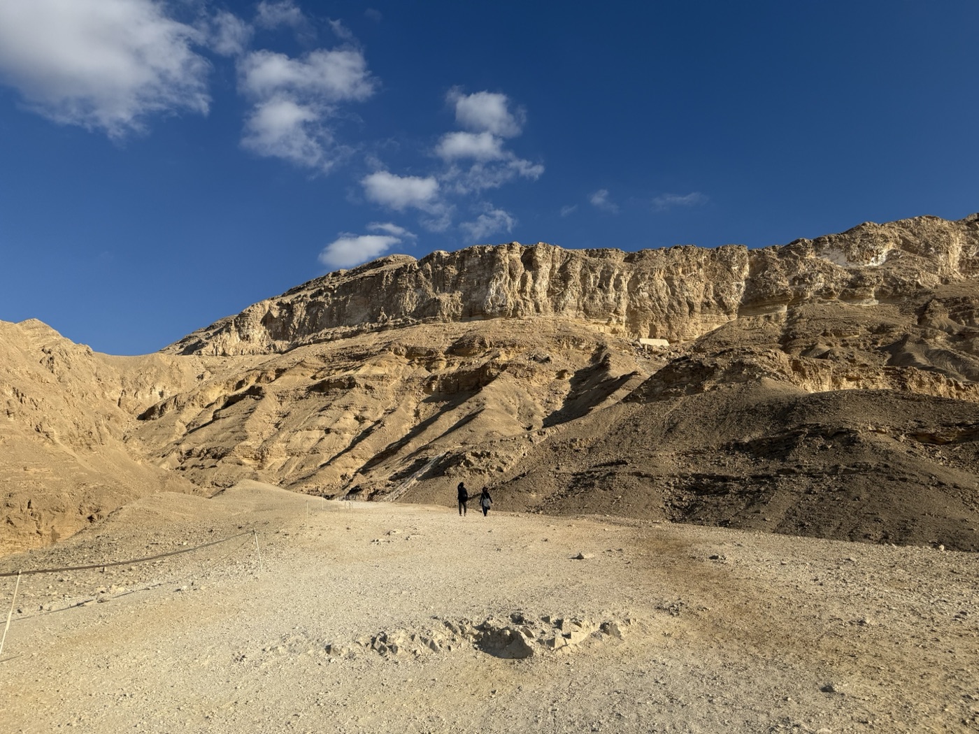 攀登圣安东尼山洞途中，荒漠山路与两名攀登者