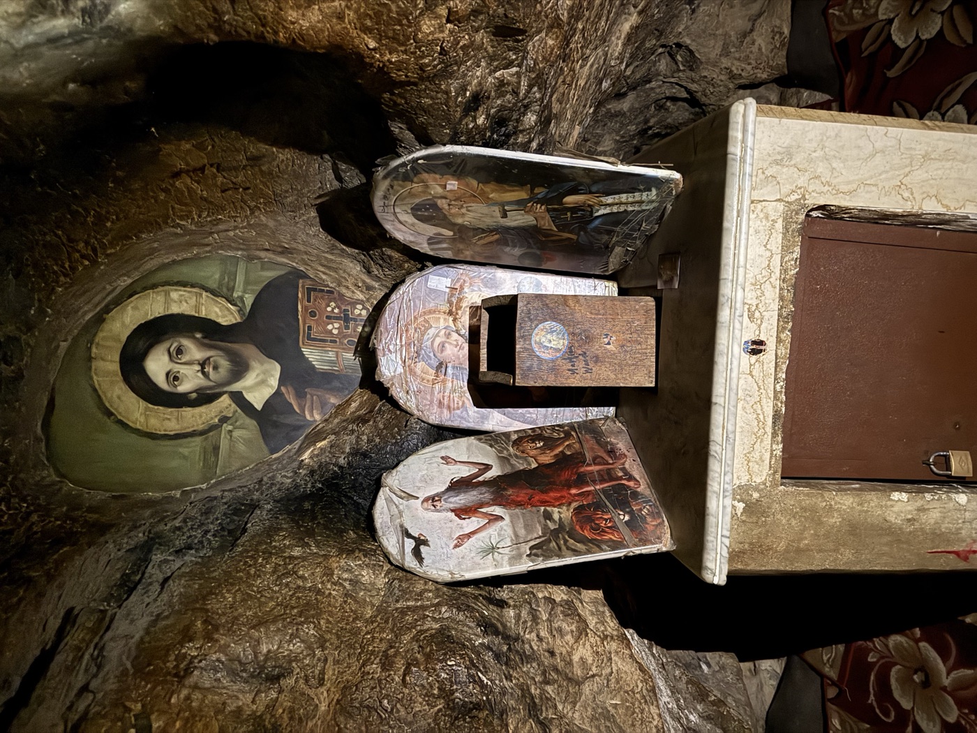 山洞内部，圣像靠着岩壁