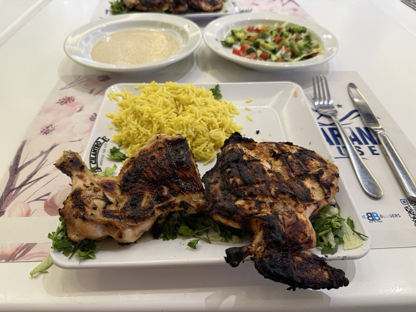 烤鸡套餐，黄米饭、沙拉、塔希尼