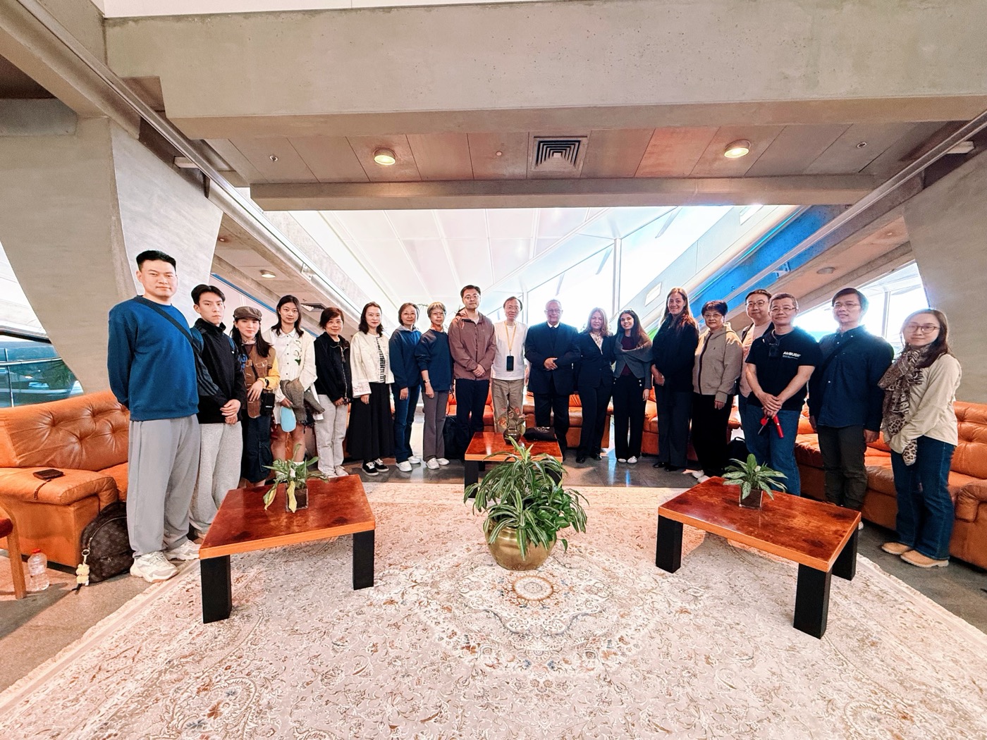 与亚历山大图书馆馆长及工作团队合影