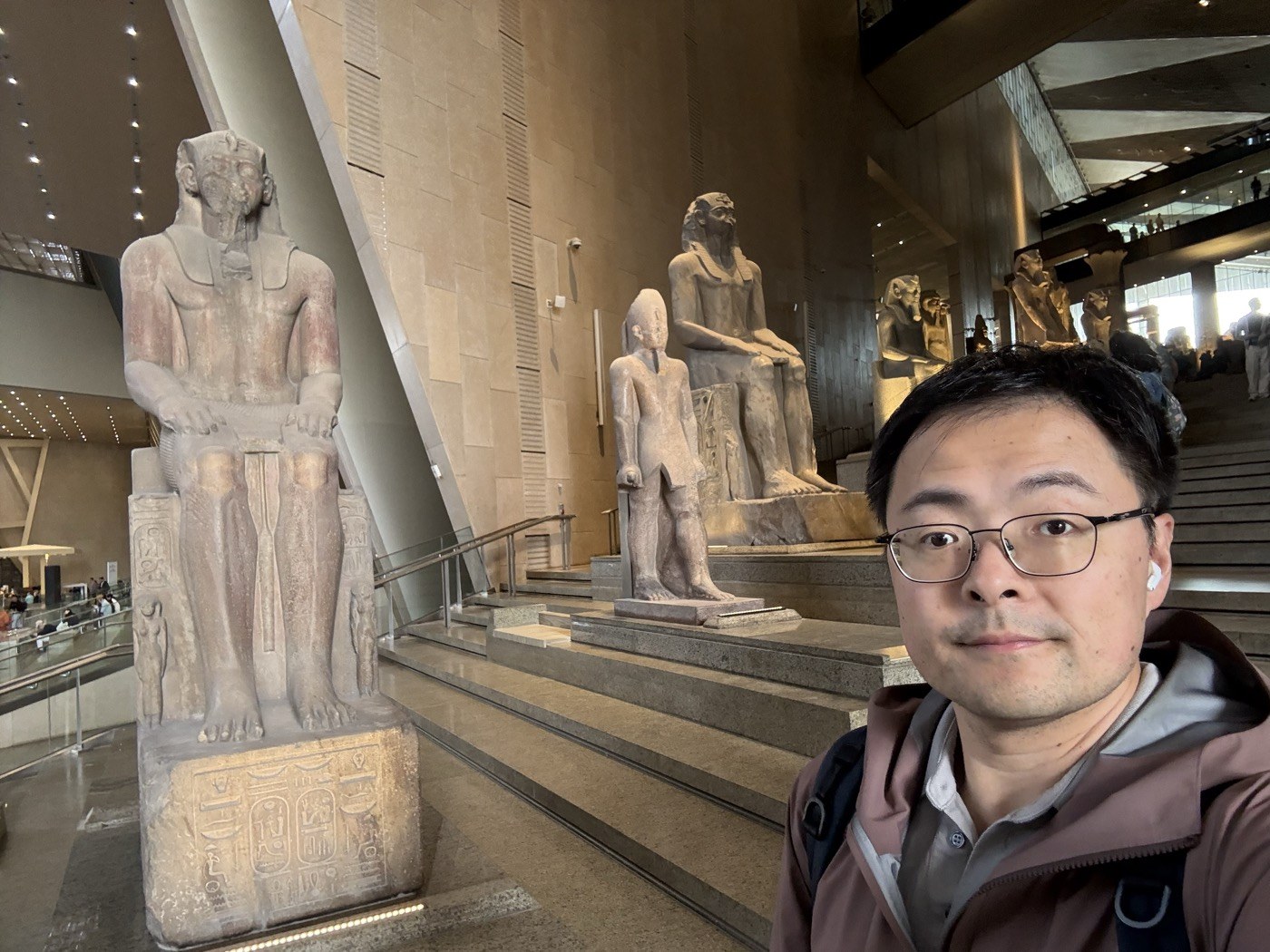 大埃及博物馆大楼梯与法老雕像