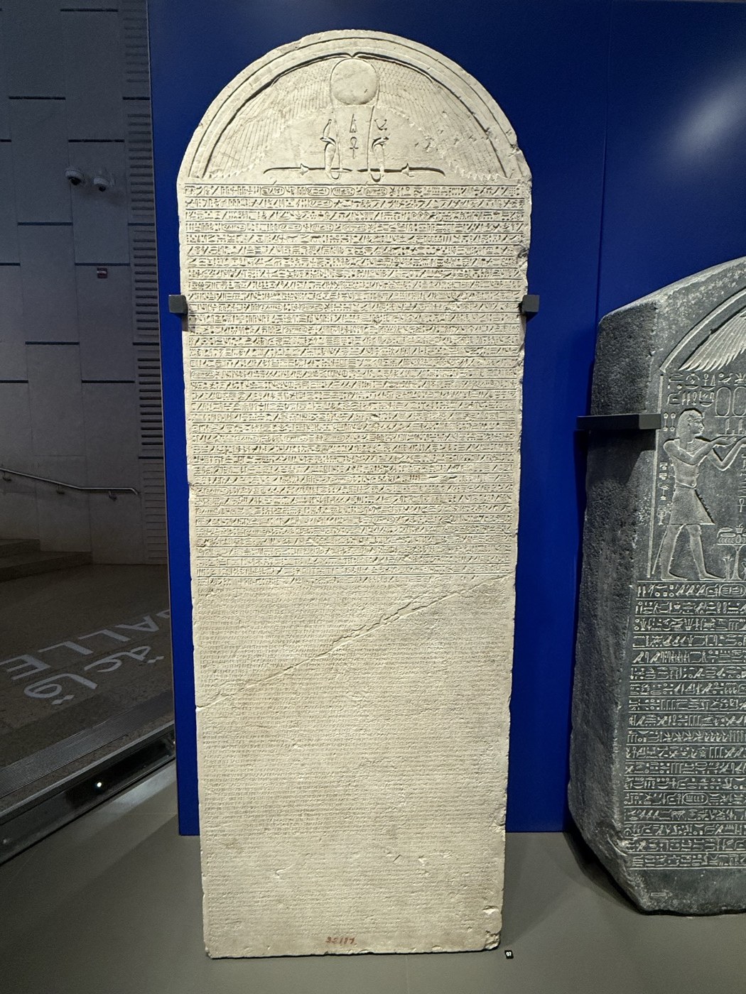 GEM馆内双语石碑，希腊文与埃及文对照