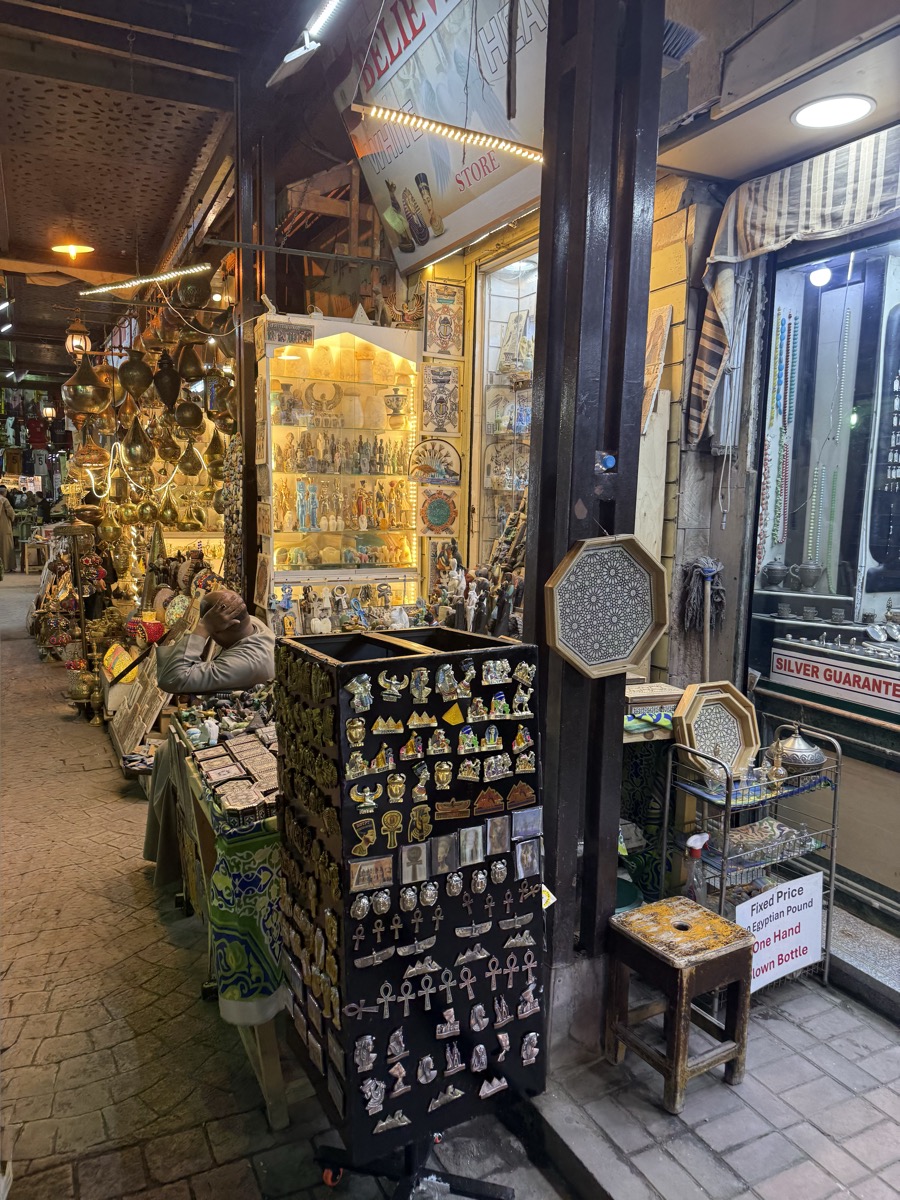 卢克索夜市纪念品摊位