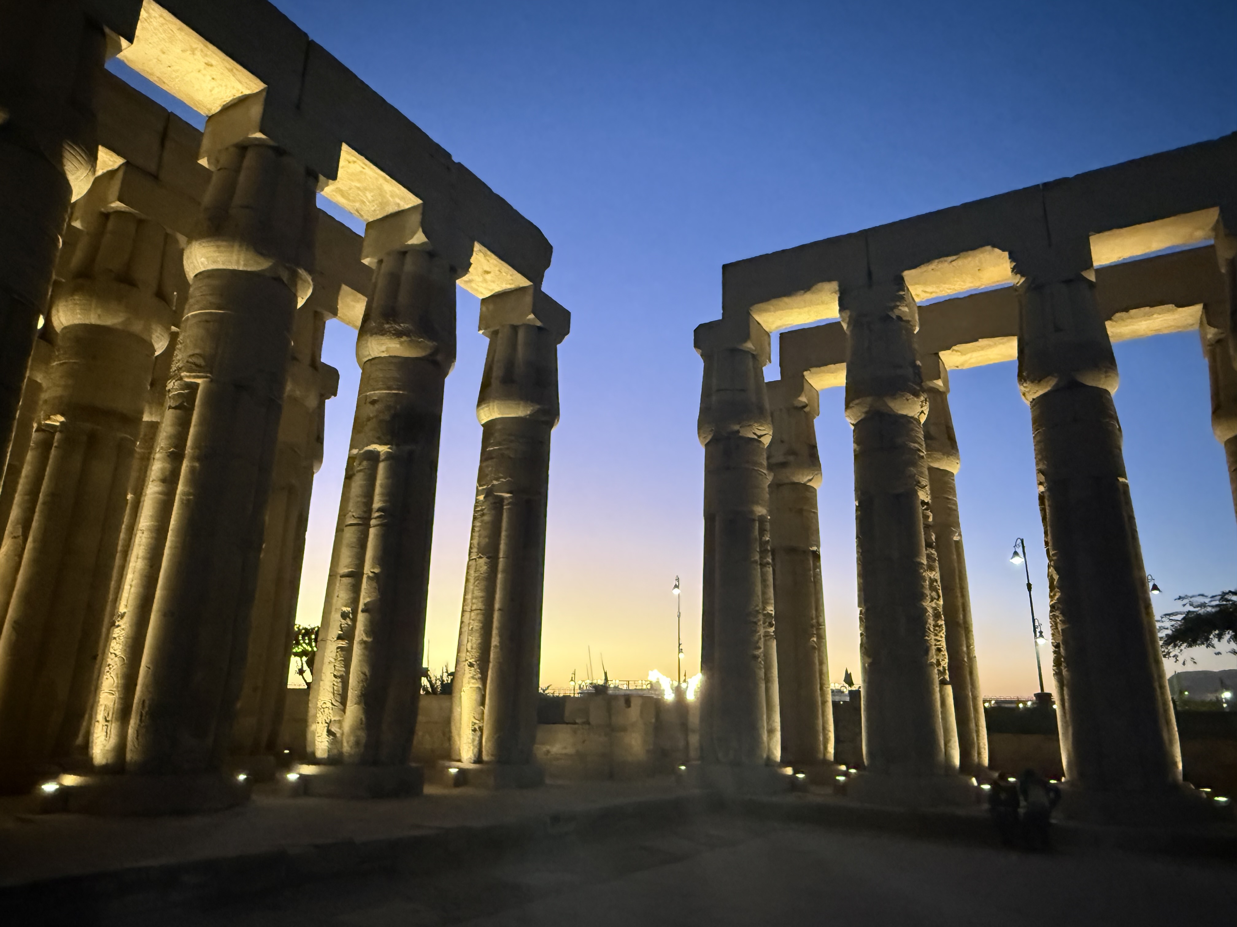 卢克索神庙柱廊日落