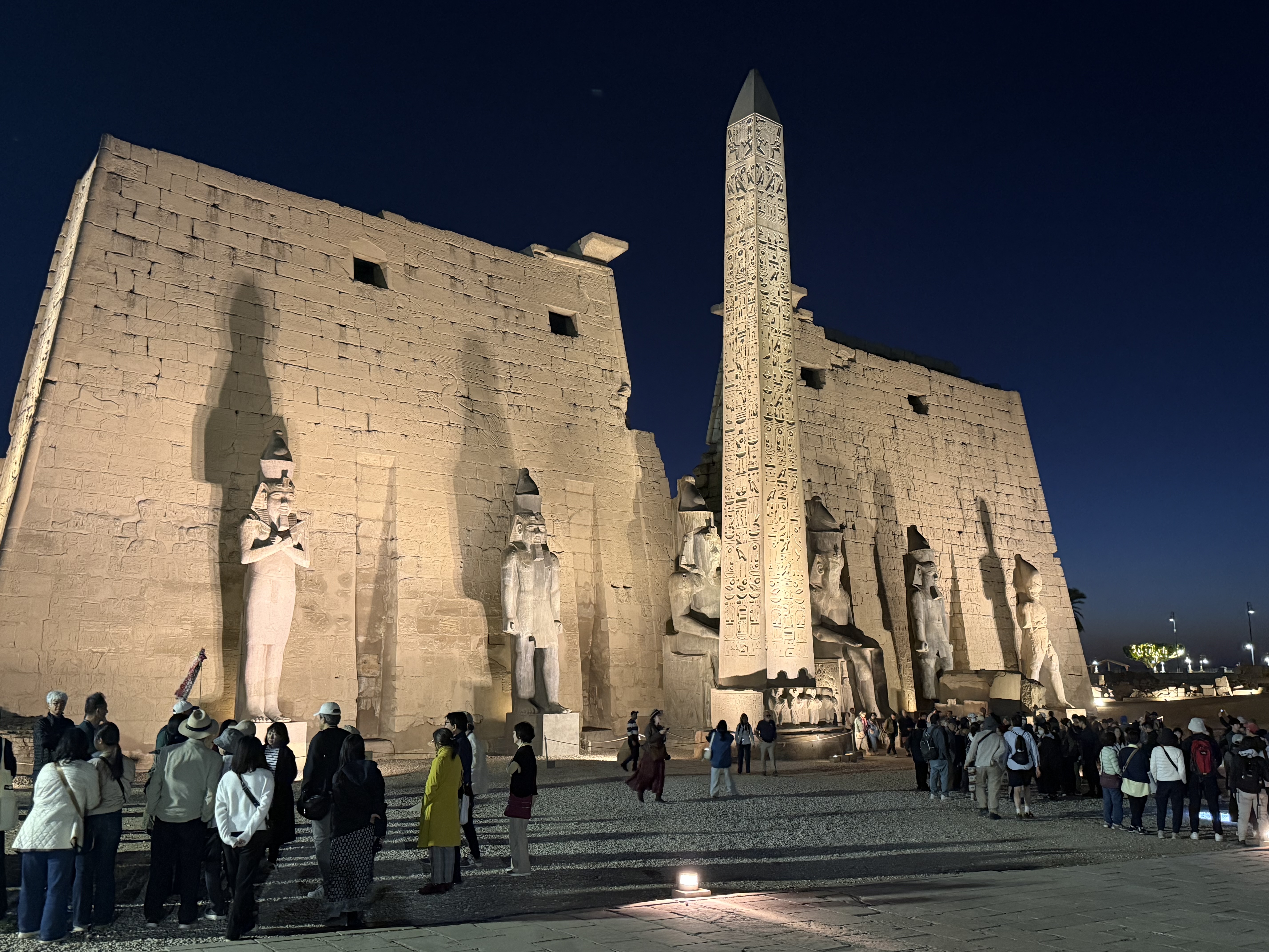 卢克索神庙入口夜景