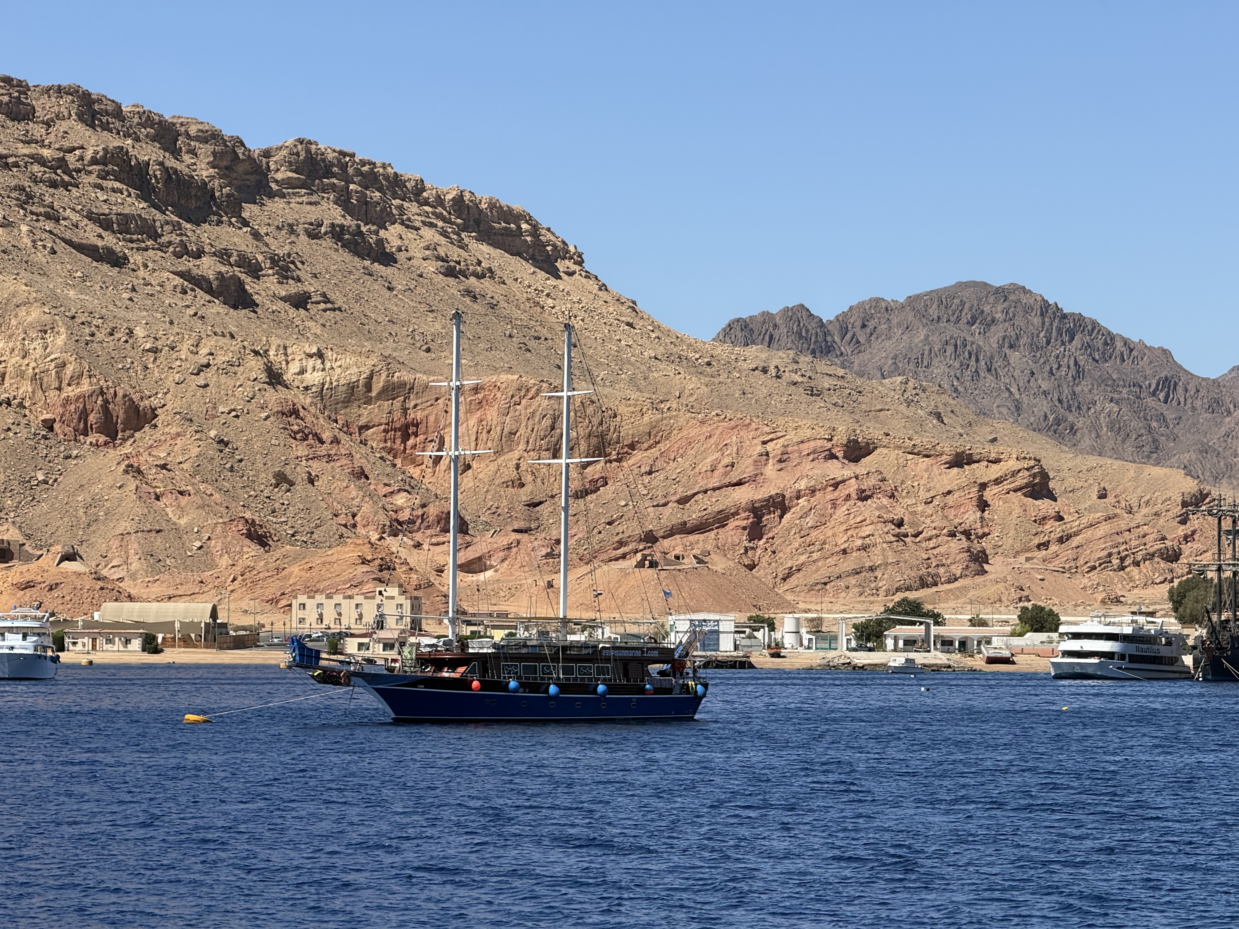 红海帆船与西奈山脉